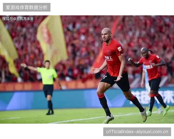费利佩作为战术支点盘活成都进攻，其禁区内的统治力为韦世豪等人创造空间